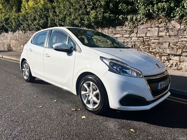 Peugeot 208 Hatchback, Petrol, 2016, White