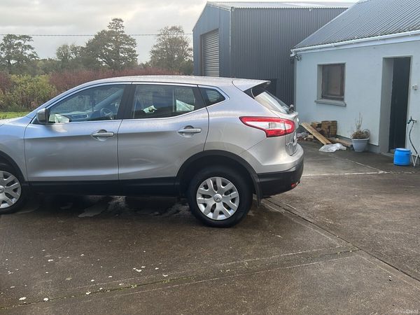 Nissan Qashqai Hatchback, Diesel, 2015, Silver