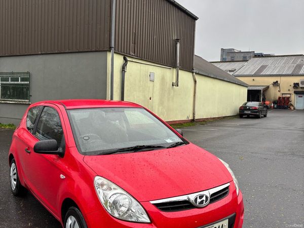 Hyundai i20 Hatchback, Petrol, 2011, Red