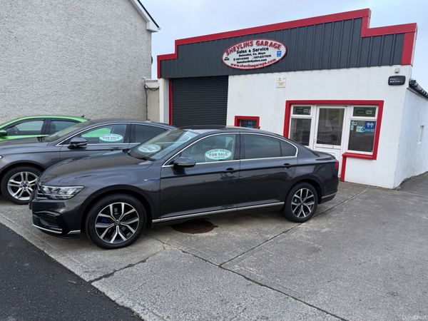 Volkswagen Passat Saloon, Petrol Hybrid, 2022, Grey