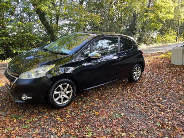 Peugeot 208 Hatchback, Diesel, 2015, Black