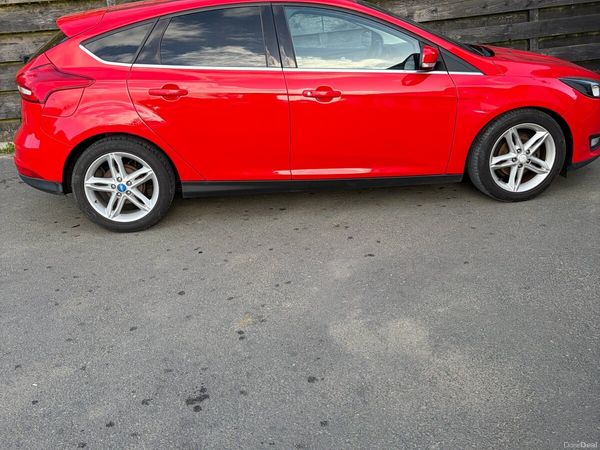 Ford Focus Hatchback, Petrol, 2015, Red