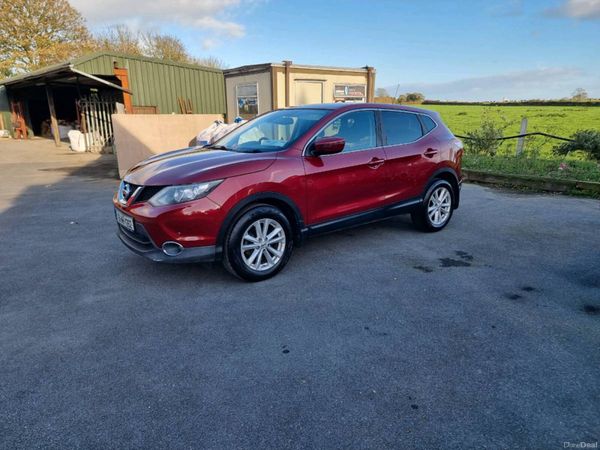 Nissan Qashqai Hatchback, Diesel, 2015, Red
