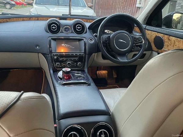 Jaguar XJ Saloon, Diesel, 2010, Gold