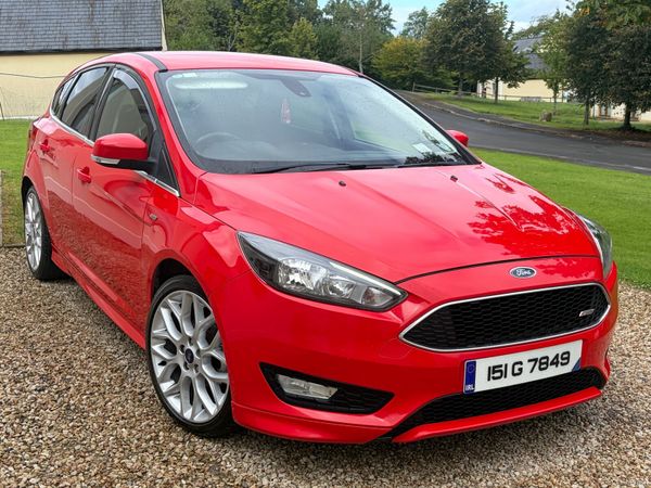 Ford Focus Hatchback, Petrol, 2015, Red