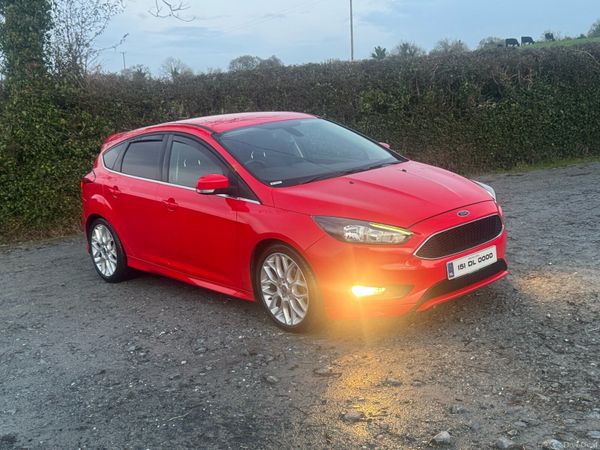 Ford Focus Hatchback, Petrol, 2015, Red