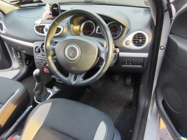 Renault Clio Hatchback, Petrol, 2011, Silver