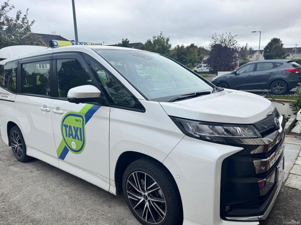 Toyota Noah MPV, Petrol Hybrid, 2022, White
