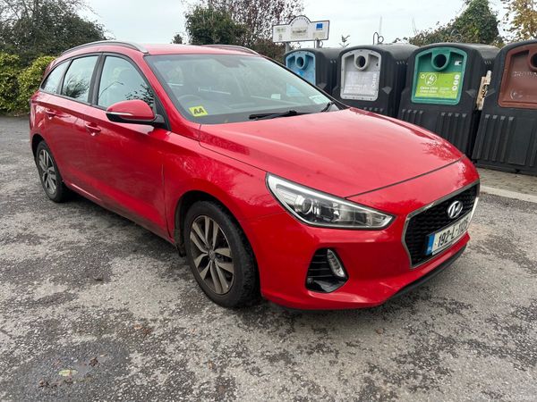 Hyundai i30 Estate/Jeep, Diesel, 2019, Red