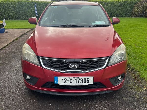 Kia Ceed Hatchback, Diesel, 2012, Red