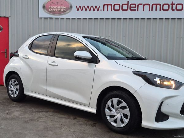 Toyota Yaris Hatchback, Petrol Hybrid, 2021, White