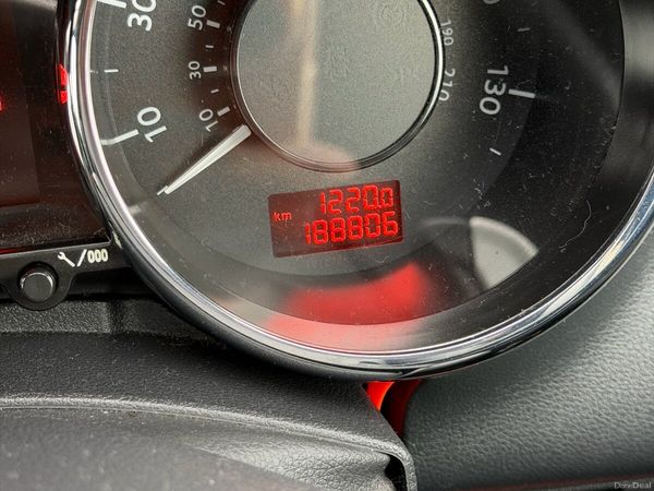 Peugeot 5008 MPV, Diesel, 2012, Red