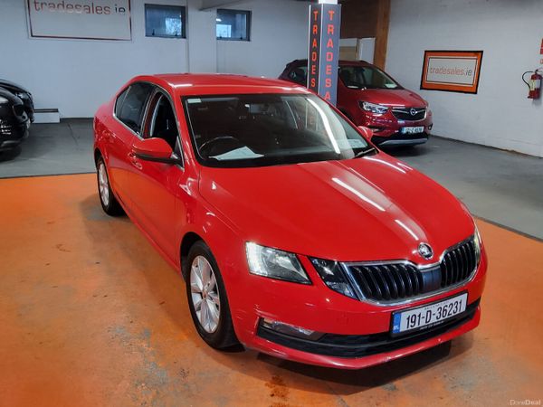 Skoda Octavia Saloon, Diesel, 2019, Red