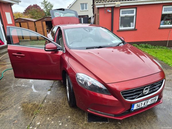 Volvo V40 Hatchback, Diesel, 2014, Red