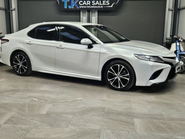 Toyota Camry Saloon, Petrol Hybrid, 2020, White