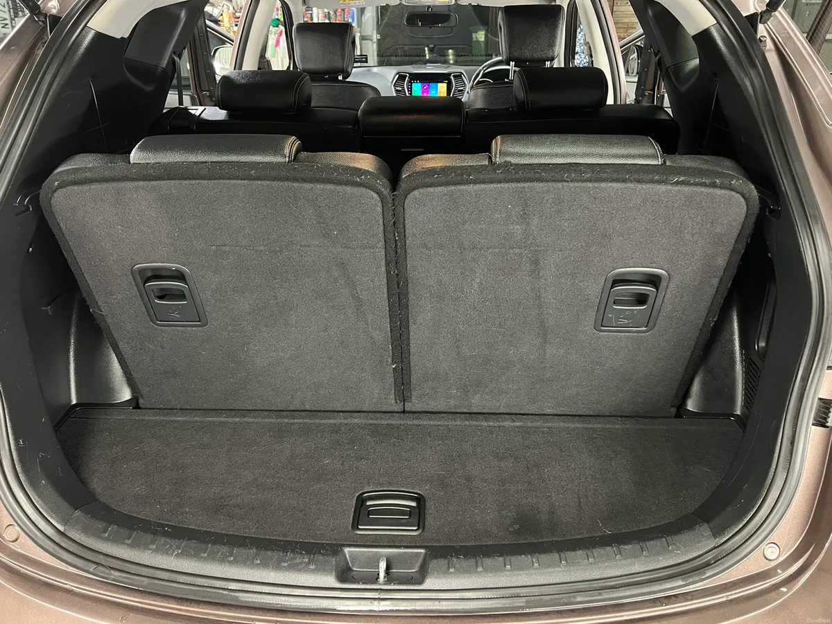 2014 142 Hyundai Santa FE 2WD Manual 7 Seat - Image 2