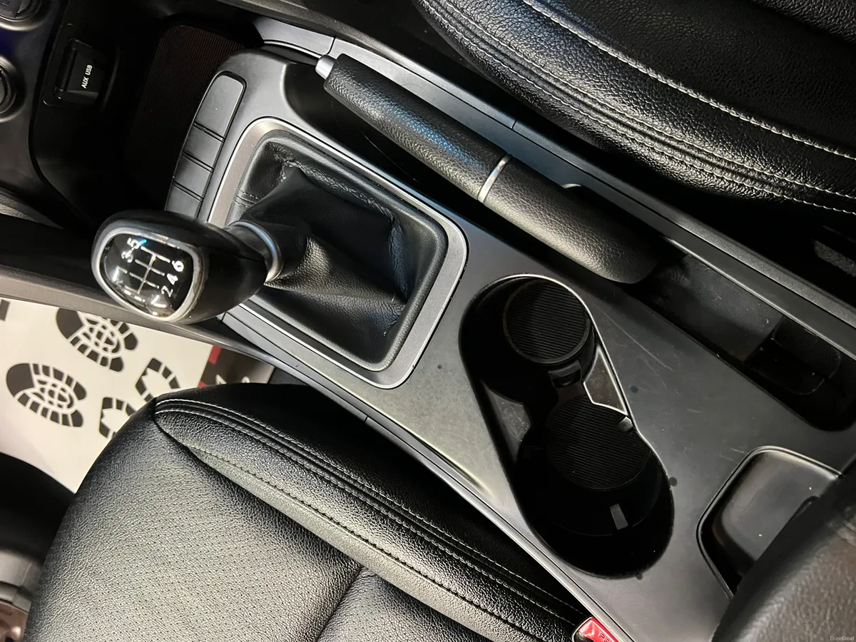 2014 142 Hyundai Santa FE 2WD Manual 7 Seat - Image 4