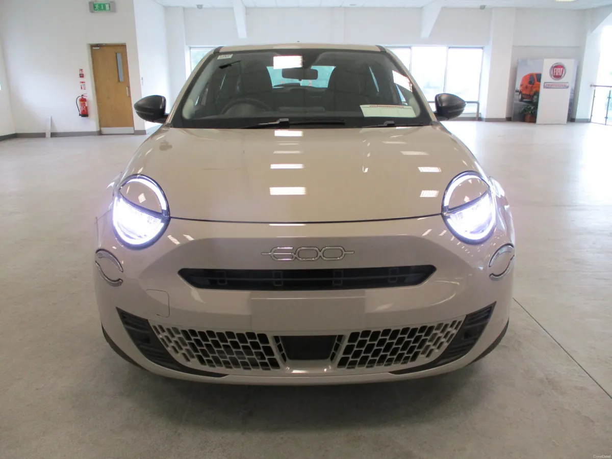 NEW 261 OFFERS- FIAT 600 HYBRID MHEV 1.2 PET AUTO - Image 4