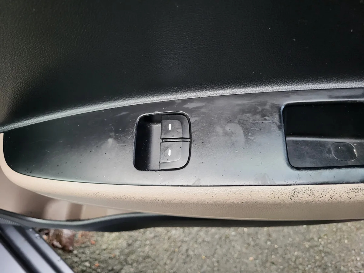 Hyundai i10 2015 1.0 5 Door - Image 6