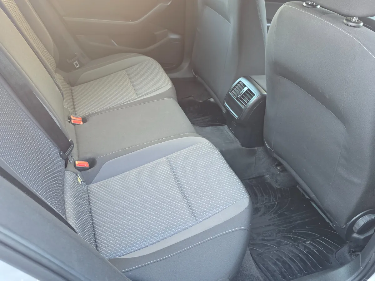 Volkswagen Passat 2019 AUTOMATIC - Image 3