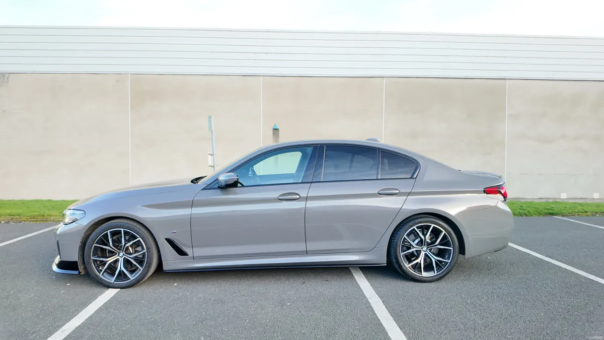 2021 BMW 520D M-SPORT IN BERNINA GREY - Image 3