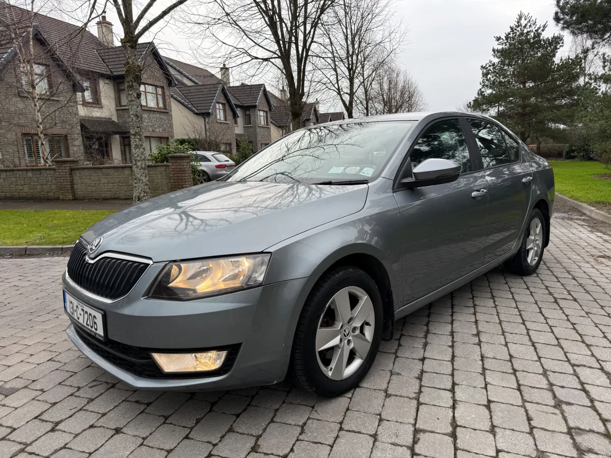 Skoda Octavia 2013 Petrol Low KMS - Image 3