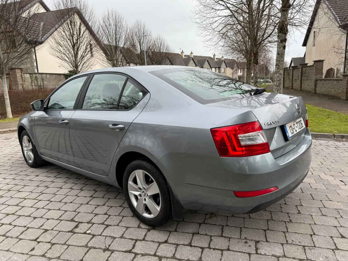 Skoda Octavia 2013 Petrol Low KMS - Image 4