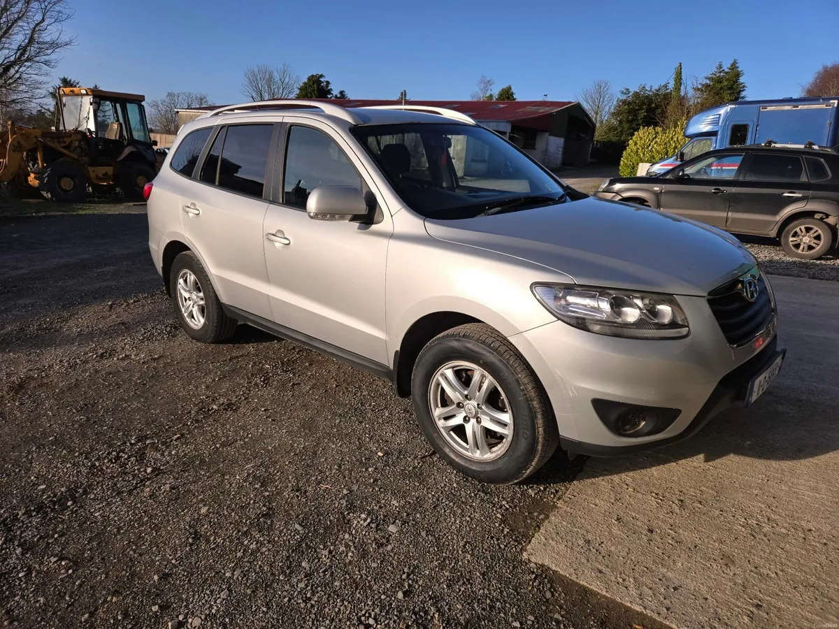 Hyundai Santa Fe 2011 - Image 2