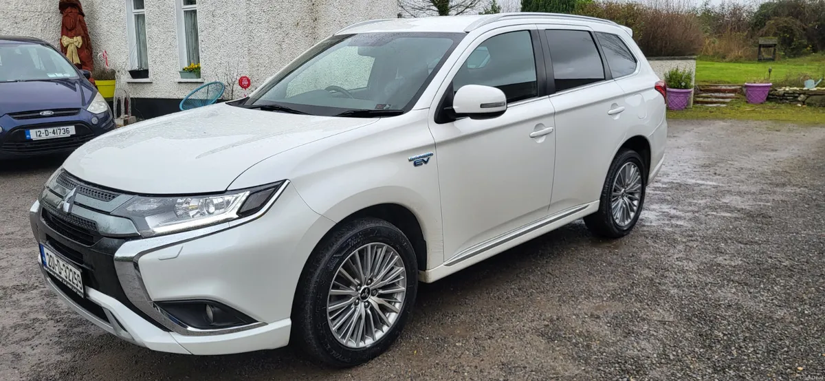 Mitsubishi Outlander 2020 PHEV 4WD - Image 2