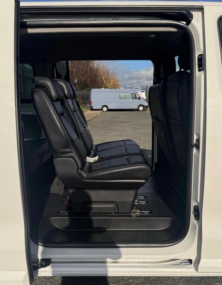 202D Vivaro 9 Seater Aircon/ Leather/Cruise Contro - Image 4
