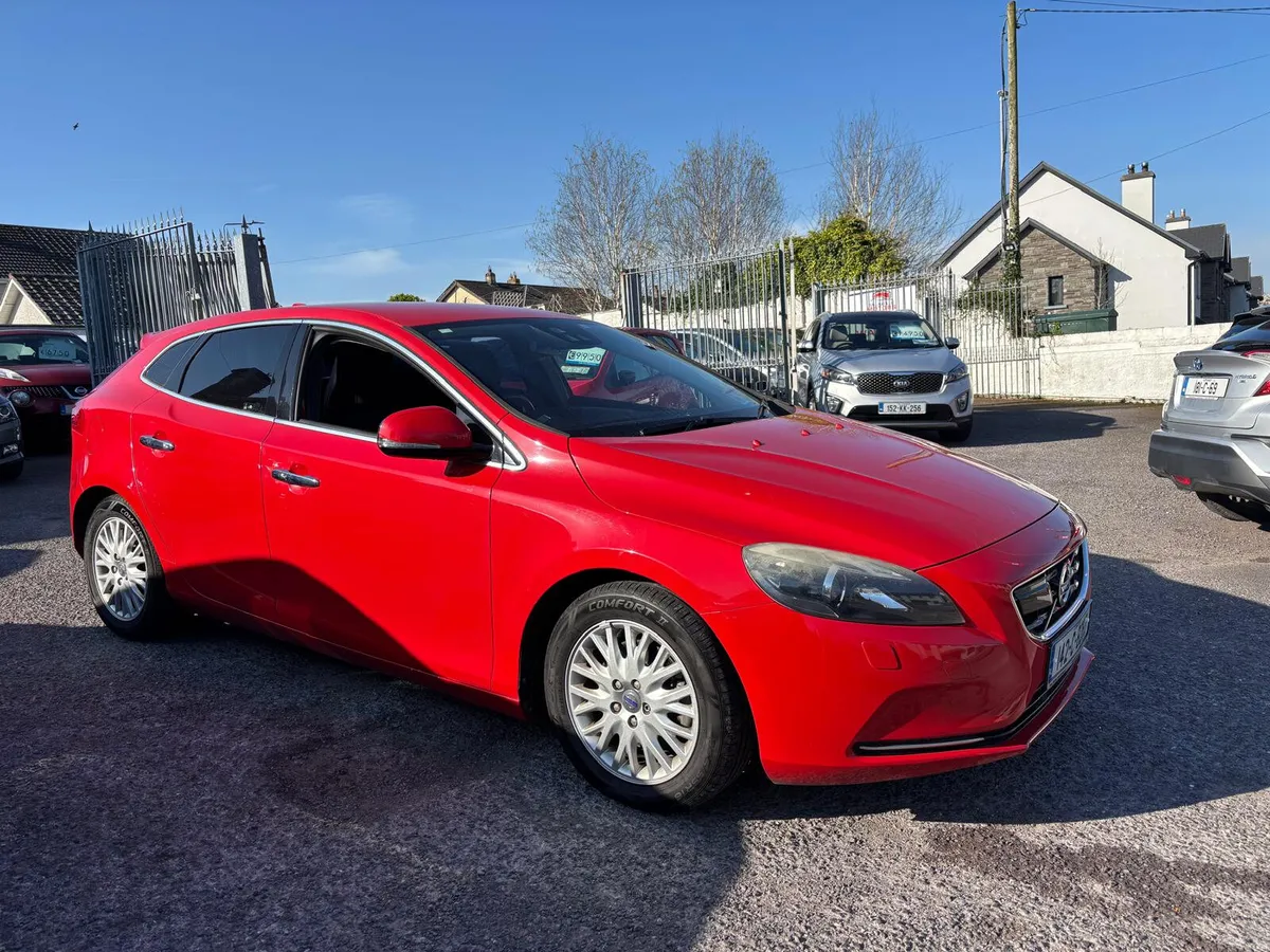 Volvo V40 2014  1.6  PETROL AUTOMATIC  LOW  MILES - Image 1