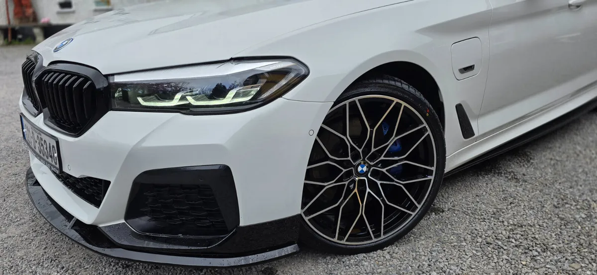 BMW 5-Series 2022 XDRIVE 530E M SPORT - Image 5