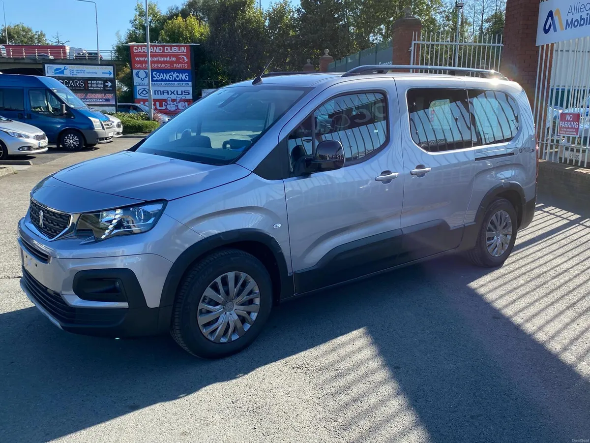 New Peugeot eRifter Horizon wheelchair vehicle - Image 4
