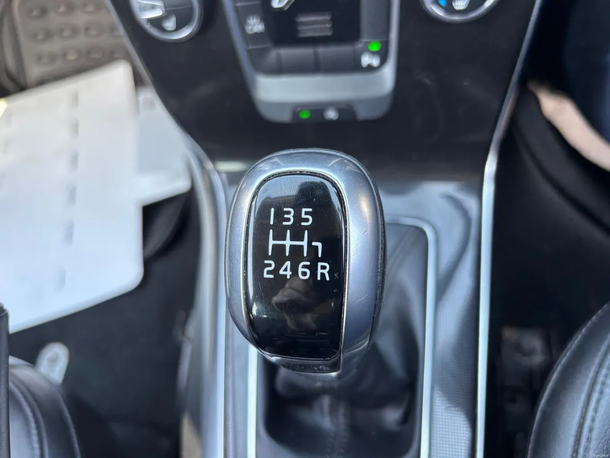 Volvo V40   2017  DIESEL  FINANCE  ARRANGED - Image 5