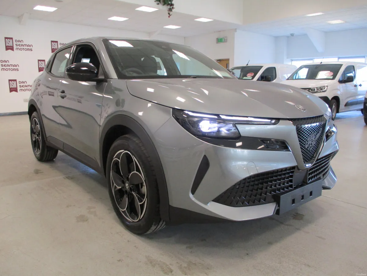 NEW  2026 OFFERS ALFA ROMEO JUNIOR ELECTRICA 54kWh - Image 3