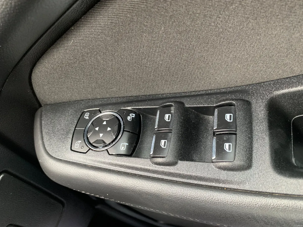 Ford S-Max 2017 7 Seater 2.0Tdci - Image 3