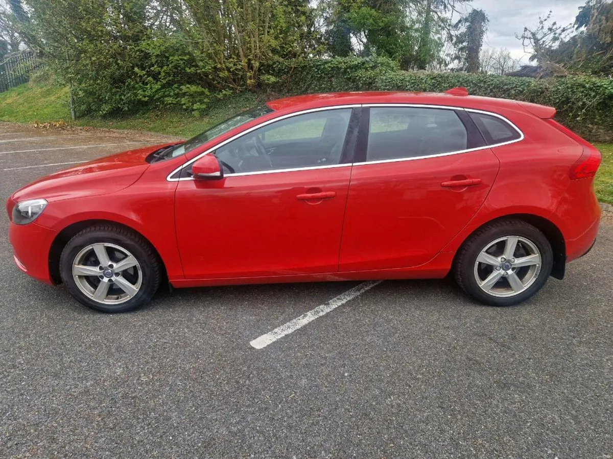 151 VOLVO V40 NCT 10/26 & FULL SERVICE €8750ono! - Image 4