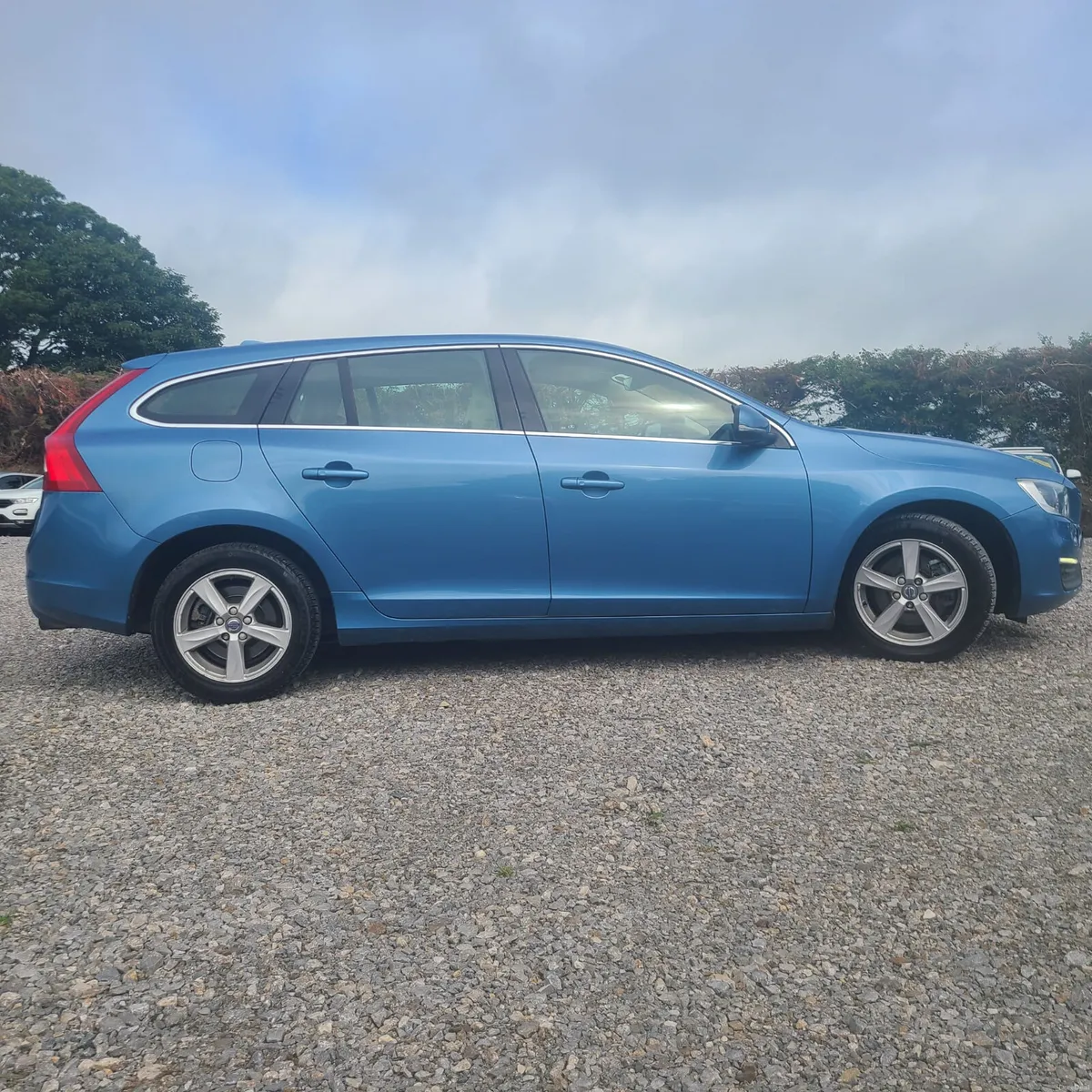 2017 Volvo V60 T3 SE | 1.6L Petrol - Image 4