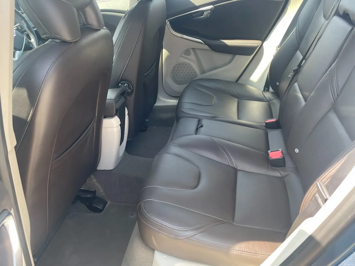 Top Trim Very Low Mileage - 24000KM V40  2013 - Image 4