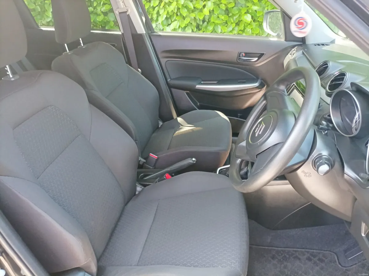 Immaculate 2017 Suzuki Swift 1.2 4 Cylinder Auto - Image 3