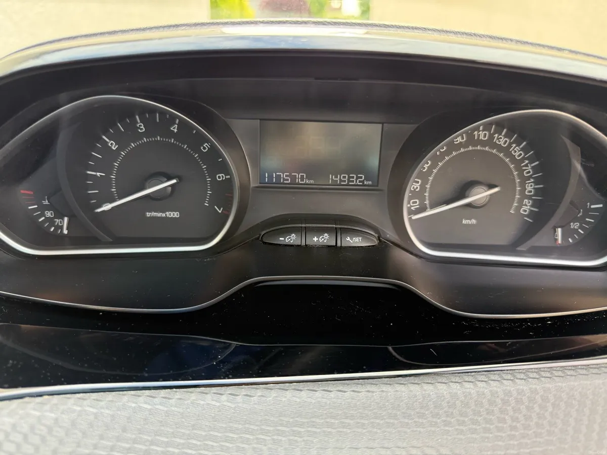 Peugeot 208 petrol  2017; 1.2 L - Image 5