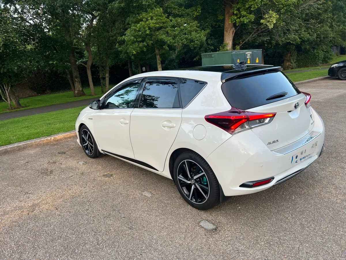 Toyota Auris Special Edition GB25 VVT-i Hybrid - Image 2