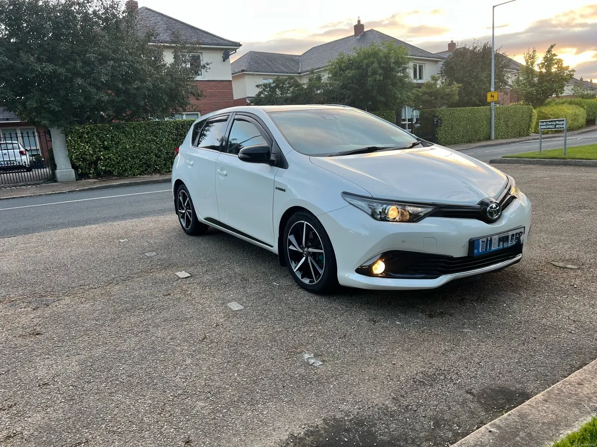Toyota Auris Special Edition GB25 VVT-i Hybrid - Image 4