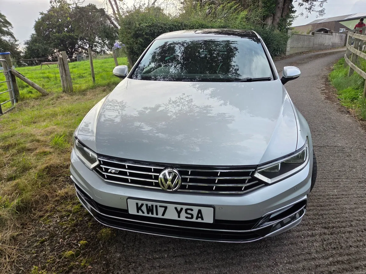 R-line Volkswagen Passat - Image 2