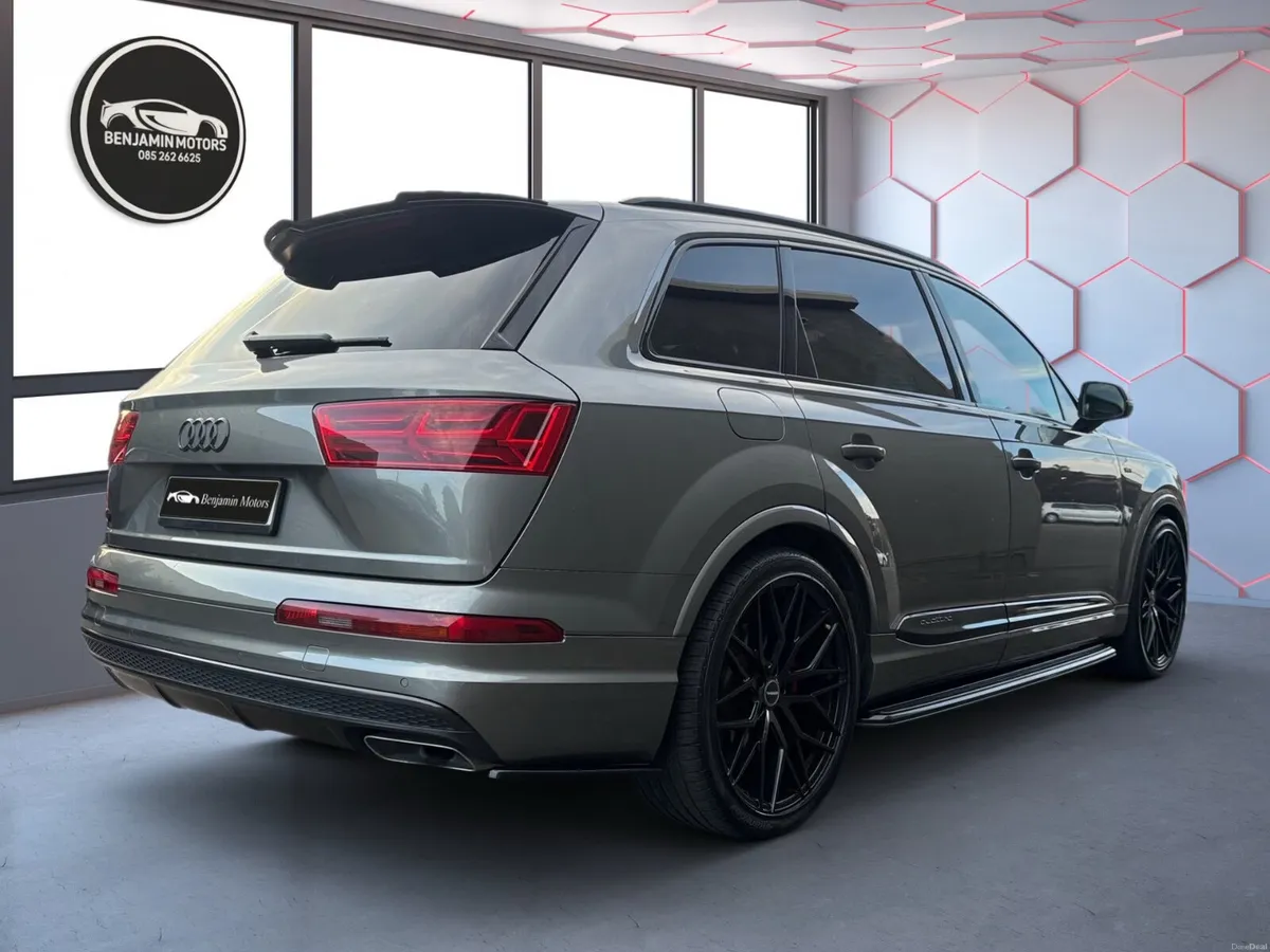 Audi Q7 S Line Black Edition 7 seats Top Specs - Image 4