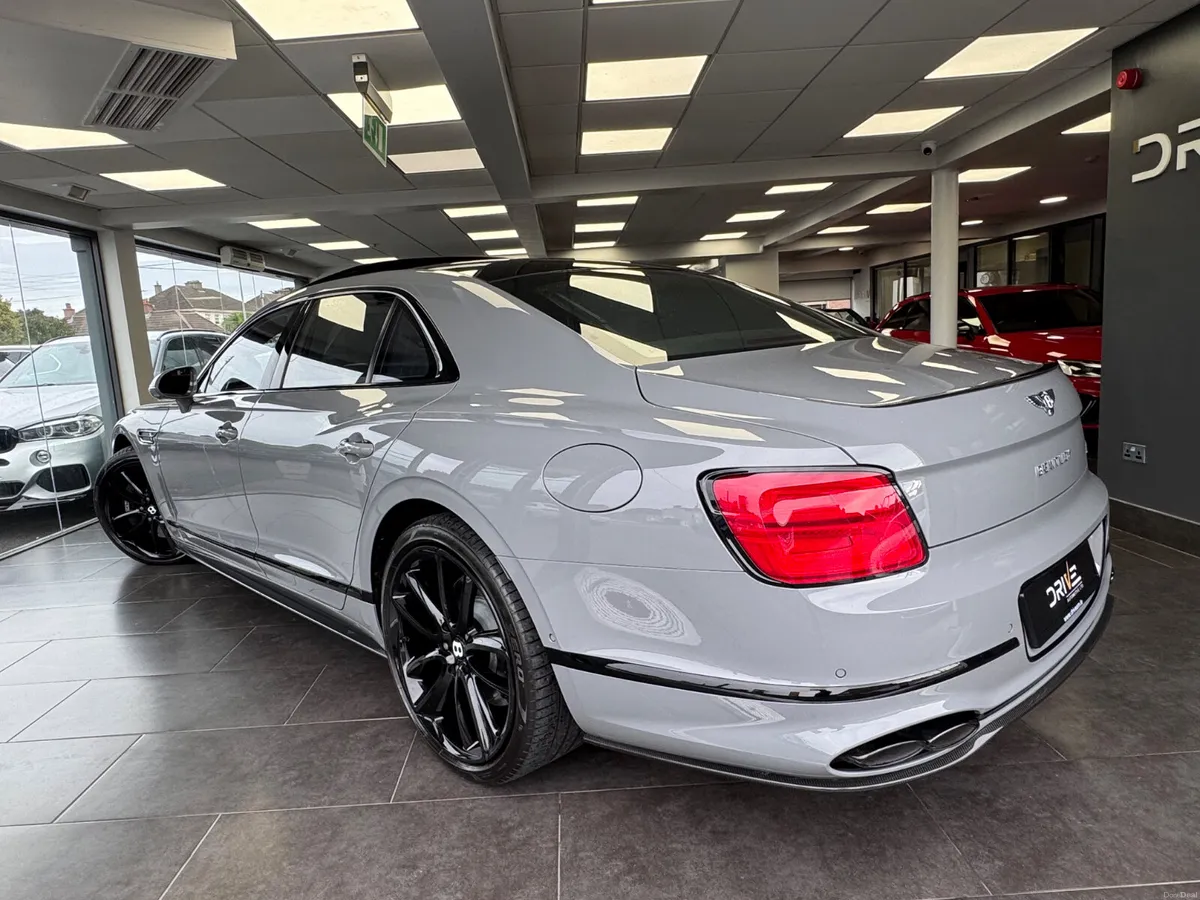 242 Bentley Flying Spur 3.0 Hybrid Carbo Edition S - Image 2