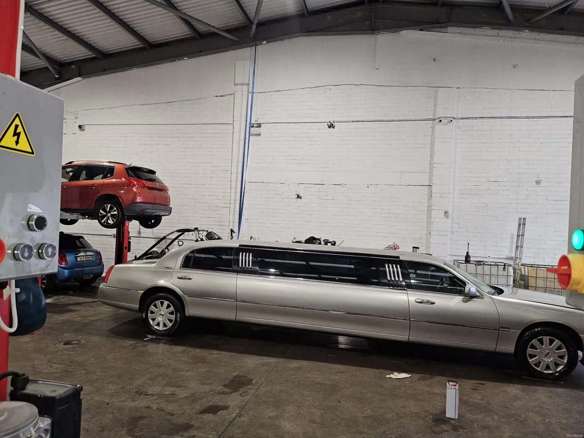 Lincoln Towncar limousine Royale - Image 4