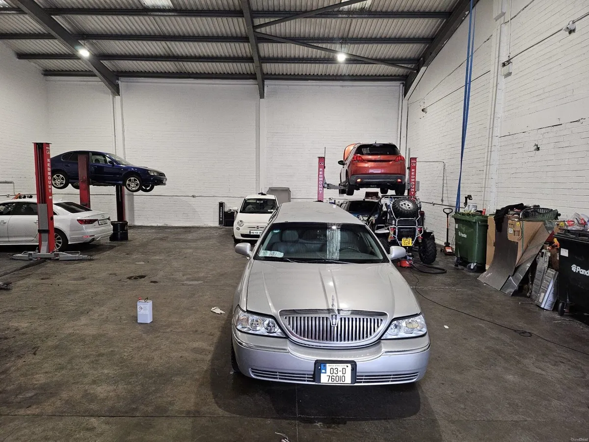 Lincoln Towncar limousine Royale - Image 2