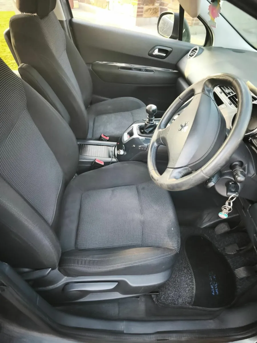 Peugeot 5008 2010 - Image 1