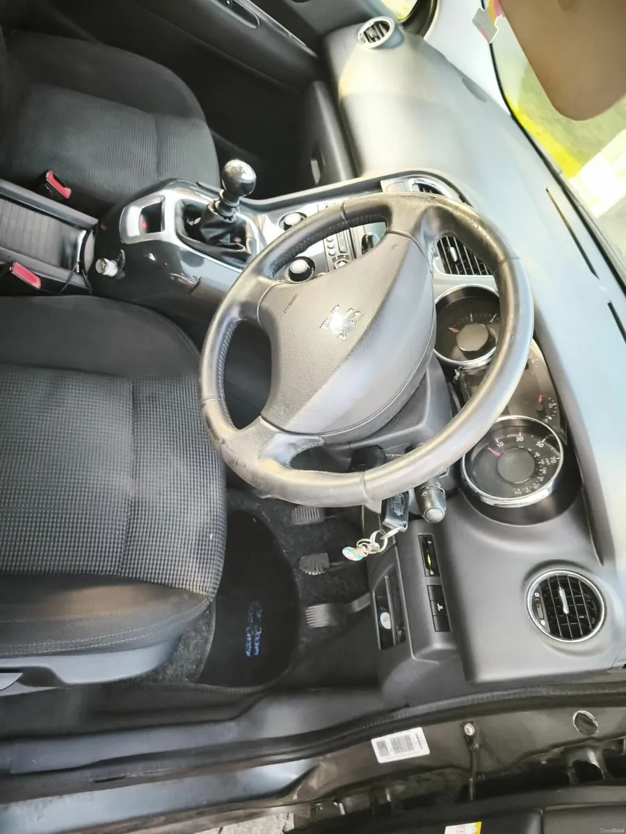 Peugeot 5008 2010 - Image 2
